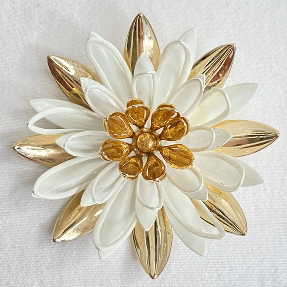 Sarah Coventry Brooch 1960s Gold Tone And White Enamel Water Lilly Flower - Picture 1 of 10